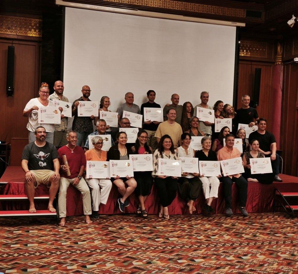 Grupo de alumnos y alumnas con diplomas tras la formación en Tailandia